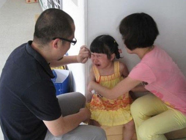 Giáo dục - du học - Con gái đi nhà trẻ về liên tục kêu đau, nhìn thấy thứ rơi ra từ trên đầu, mẹ vừa đi gặp cô giáo vừa khóc