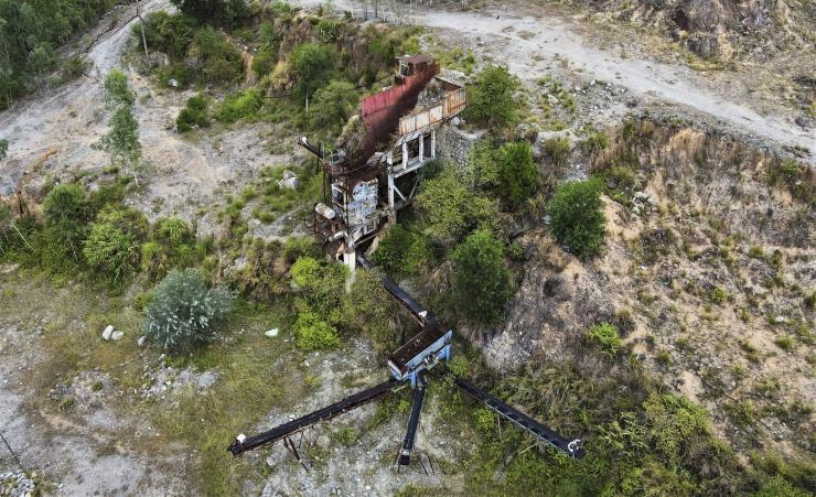 Trao đổi với Tiền Phong, ông Thái Lương, Chủ tịch UBND phường Đậu Liêu (thị xã Hồng Lĩnh) cho biết, trên địa bàn có 13 mỏ khai thác đá song đã đóng cửa, ngừng khai thác. Một số mỏ còn sản phẩm sẽ thực hiện bán và tháo dỡ máy móc, hoàn phục môi trường.