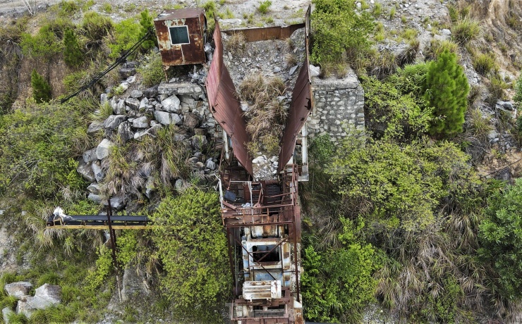 "Các mỏ đã dừng khai thác nhiều năm song công tác hoàn phục môi trường không triển khai hoặc chậm tiến hành. Nhiều mỏ để lại các hố sâu, máy móc, xe vận chuyển hư hỏng gây nguy hiểm cho người dân và gia súc đến khu vực. Địa phương nhiều lần kiến nghị lên các cấp, ngành xử lý song chưa có kết quả", vị lãnh đạo địa phương thông tin.