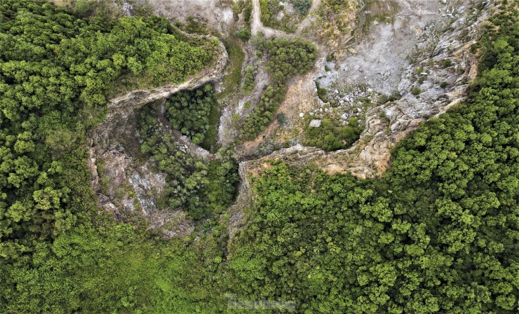 Những quả núi "lở loét" do bị khoét sâu trong quá trình khai thác khoáng sản chưa được hoàn phục môi trường thành những cái bẫy nguy hiểm.