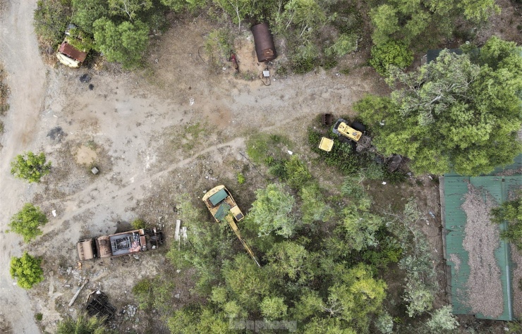 Các loại máy móc, ô tô phục vụ khai thác, vận chuyển khoáng sản nằm chỏng chơ, hoen gỉ ở các bãi đất trống dưới chân núi.