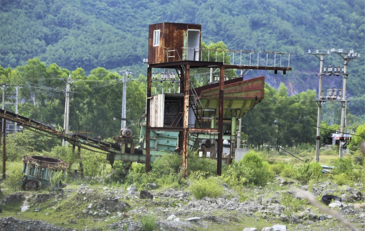 Sau khi bị dừng hoạt động, nhiều doanh nghiệp chưa di dời, tháo dỡ máy móc, phương tiện mà để lại công trường.