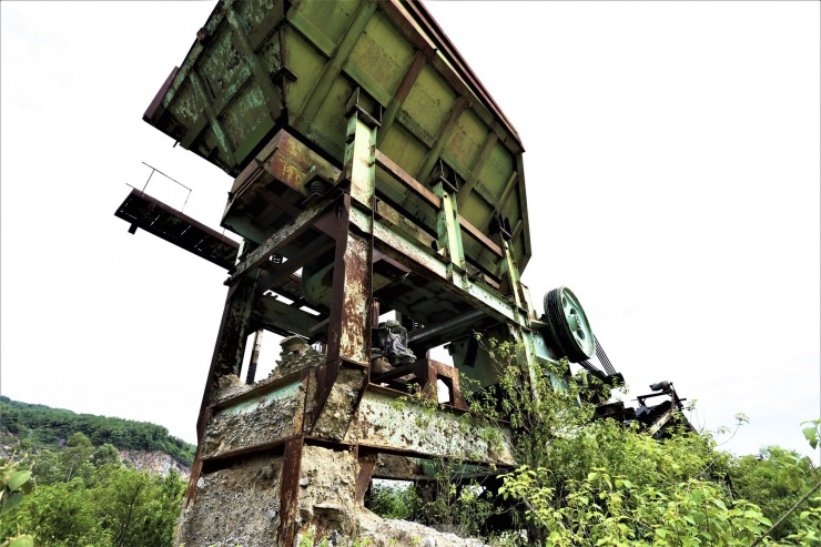 Theo thời gian, những cỗ máy khai thác khoáng sản hư hỏng trở thành đống sắt vụn, cỏ dại mọc um tùm xung quanh.