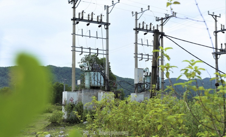 Hệ thống điện được kéo về các mỏ, nơi tập kết, chế biến khoáng sản chưa được di dời, tháo dỡ sau khi dừng hoạt động gây nguy hiểm cho người, gia súc qua lại khu vực.