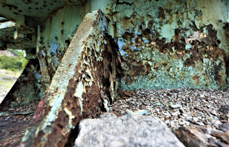 Khung cảnh nơi đây vắng lặng, hoang tàn với dây chuyền máy móc, thiết bị, phương tiện đã hỏng hóc.