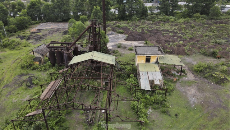 Một nhà xưởng tập kết, chế biến quặng thô ven quốc lộ 1 tuyến tránh thị xã Hồng Lĩnh bỏ hoang nhiều năm xuống cấp, thành nơi chăn bò.