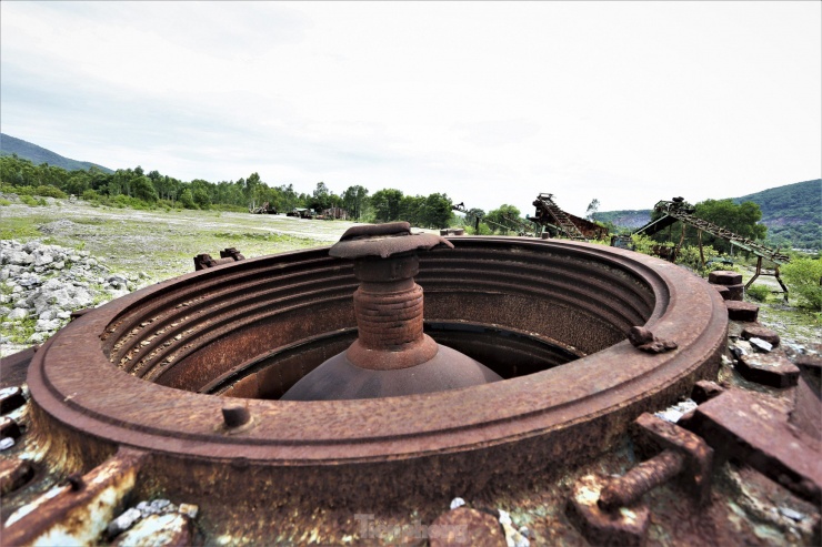 Máy móc, băng chuyền đá, sỏi hư hỏng, hoen gỉ bị bỏ lại công trường.