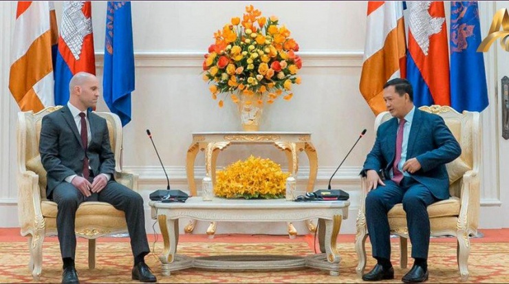 Thủ tướng Hun Manet (phải) tại buổi tiếp ông Alex Carnes ngày 29-8. Anh: EAC NEWS