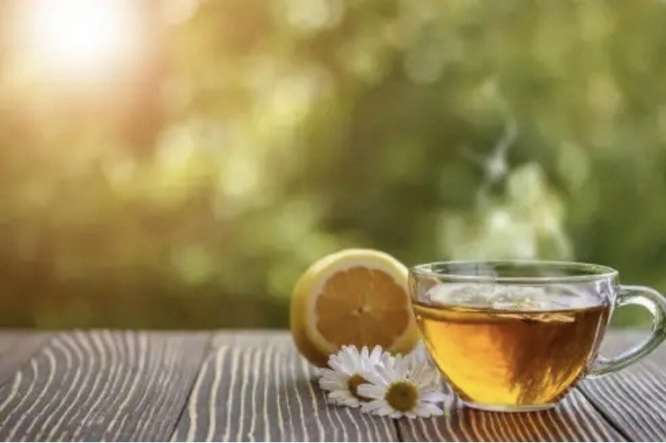 Trà hoa cúc có tác dụng làm dịu, kháng khuẩn rất phù hợp với sức khỏe răng miệng của bạn. Ảnh: Steptohealth.