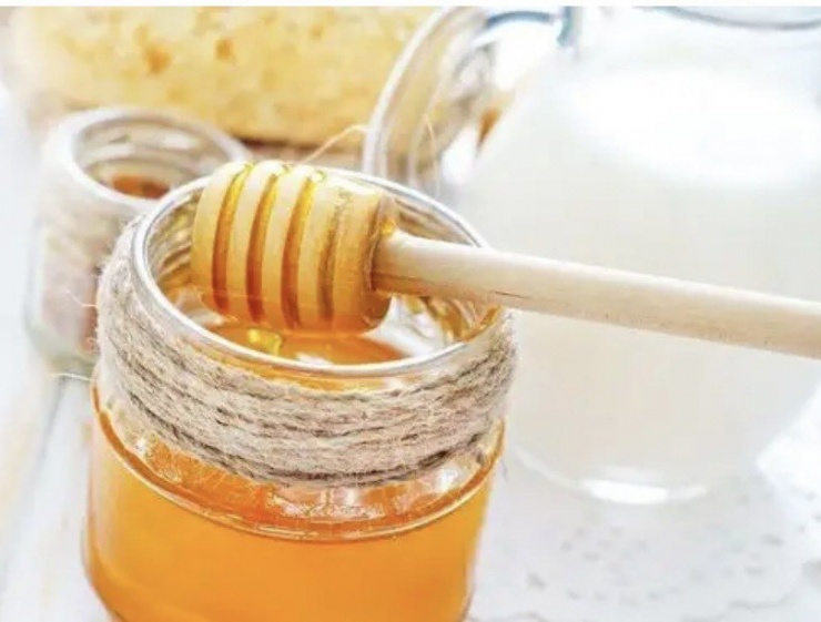 Bạn chỉ cần làm sạch và lau khô vùng bị loét rồi bôi một ít mật ong sẽ rất dễ chịu. Ảnh: Steptohealth.