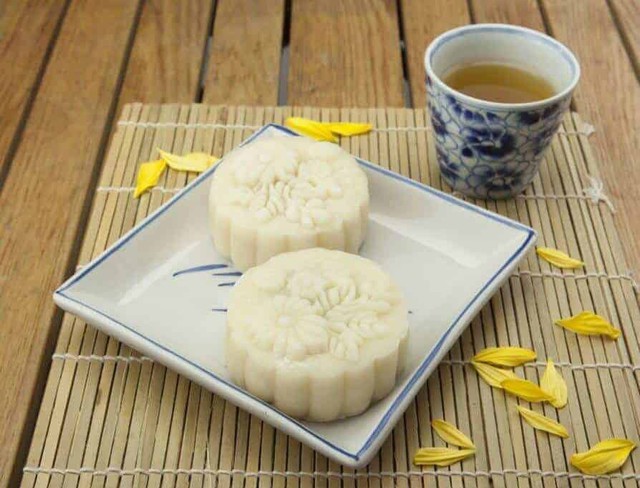 Đừng quên một ấm trà nóng để ăn kèm bánh Trung thu nhé (Ảnh minh họa)