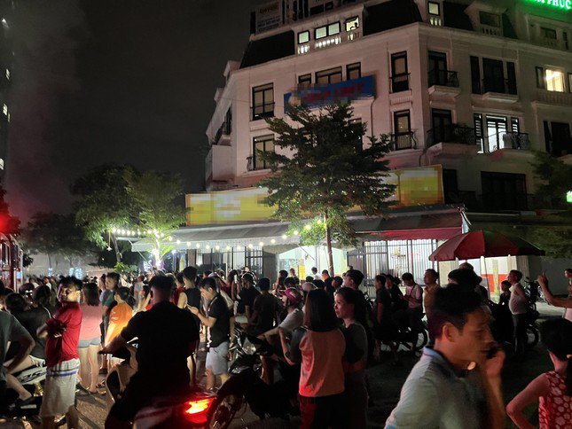 Nhiều người dân theo dõi sự việc.