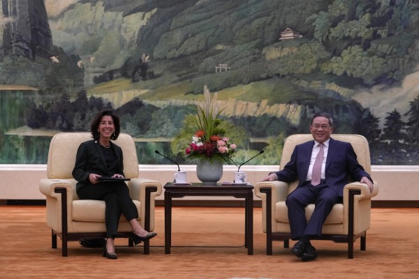 Bộ trưởng Thương mại Mỹ Gina Raimondo (trái) trong cuộc gặp với Thủ tướng Trung Quốc Lý Cường. Ảnh AP.&nbsp;