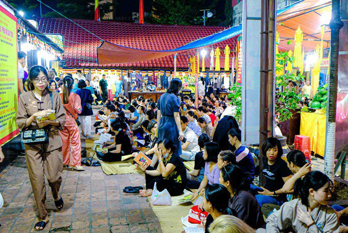 Tối 29-8 (tức 14-7 Âm lịch), hàng nghìn người dân đổ về chùa Phúc Khánh để tham dự lễ Vu Lan báo hiếu.