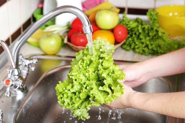 Sai lầm khi rửa trái cây và rau quả khiến vừa mất hết chất vừa rước độc vào người - 1