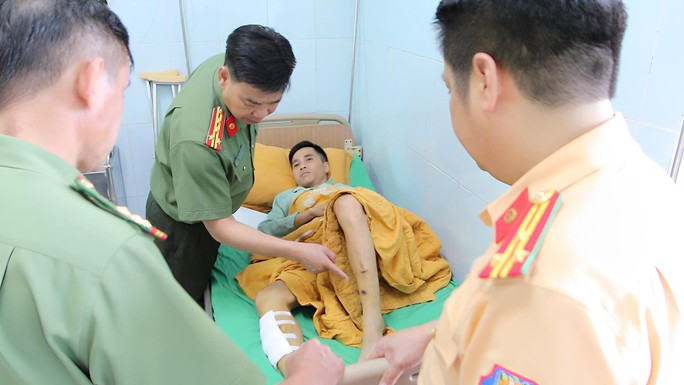 Lãnh đạo Công an tỉnh Lai Châu thăm hỏi, động viện đại úy Nguyễn Đức Tâm. Ảnh: Công an cung cấp