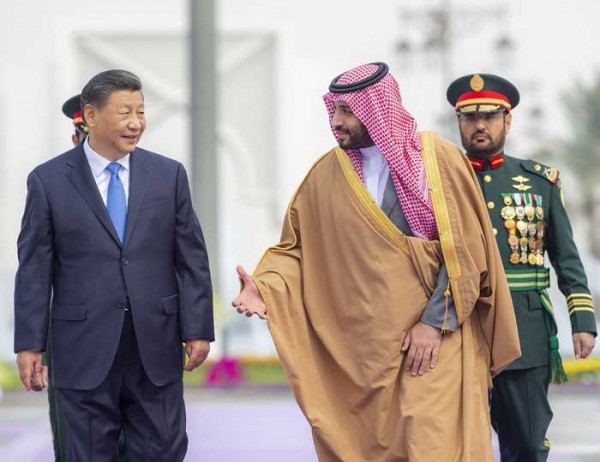 Thái tử Saudi Arabia Mohammed bin Salman đón tiếp Chủ tịch Trung Quốc Tập Cận Bình tại Riyadh, tháng 12/2022. Ảnh: CNN