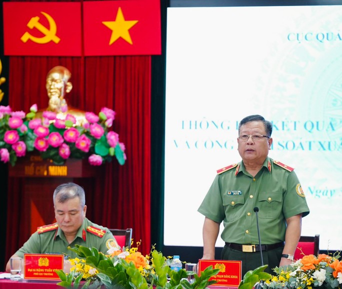 Thiếu tướng Phạm Đăng Khoa (phải) phát biểu tại buổi họp báo