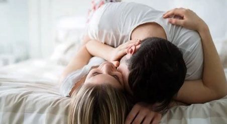 Một chàng trai có dấu hiệu chỉ yêu bạn vì tình dục sẽ thường không thể hiện tình yêu qua hành động. Ảnh minh hoạ