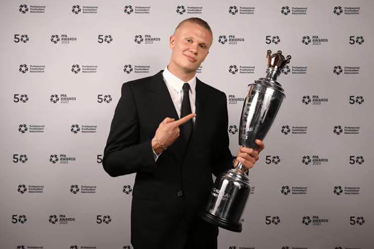 Erling Haaland nhận giải thưởng Cầu thủ hay nhất mùa 2022/23 của PFA