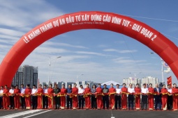 Tin tức trong ngày - Cầu Vĩnh Tuy 2 &quot;rực đỏ&quot; trong lễ thông xe, Thủ tướng cắt băng khánh thành