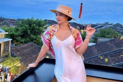 Thời trang - "Cô trưởng phòng của vũ trụ VTV" diện váy lụa "dính người" nổi bật giữa phố cổ Hội An