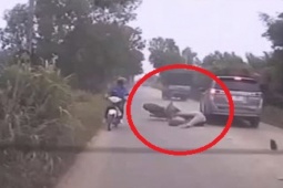 Tin tức trong ngày - Clip: Chạy xe máy cực ẩu, lách giữa 2 ô tô, tài xế nhận ngay hậu họa