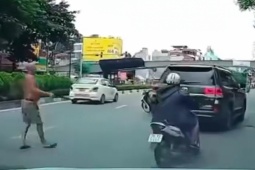 Tin tức trong ngày - Bắt người đàn ông phi dao vào ô tô Land Cruiser giữa phố Hà Nội