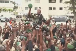 Thế giới - Đảo chính ở Gabon: Lộ diện lãnh đạo quân sự được binh sĩ hô là "Tổng thống"