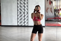 Làm đẹp - Yến Nhi khoe bụng múi sexy, thành quả những ngày "cắm trại" ở phòng tập