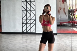 Yến Nhi khoe bụng múi sexy, thành quả những ngày "cắm trại" ở phòng...