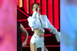 Thời trang - Lisa BLACKPINK khiến 2 người chị em "mắt chữ A mồm chữ O" vì bộ đồ diễn cực ngắn