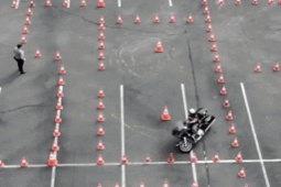 Thế giới xe - Clip: Lái môtô phân khối lớn thể hiện công phu lái xe tuyệt đỉnh