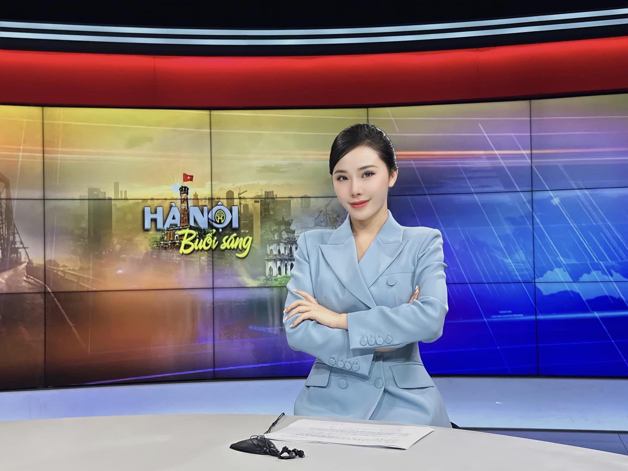 Sau khi trở thành MC của Đài truyền hình Hà Nội, Minh Anh có sự thay đổi trong phong cách ăn mặc khi dẫn sóng. Ngoài áo dài, cô còn thường xuyên diện trang phục công sở như áo blazer, chân váy bút chì tông màu nhã nhặn.