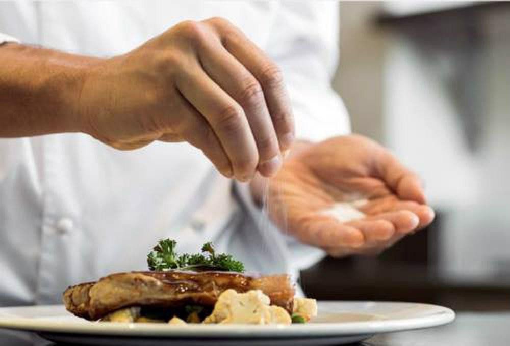 5 căn bệnh do ăn quá mặn, bác sĩ cảnh báo 1 loại có nguy cơ lọc thận cả đời - 1