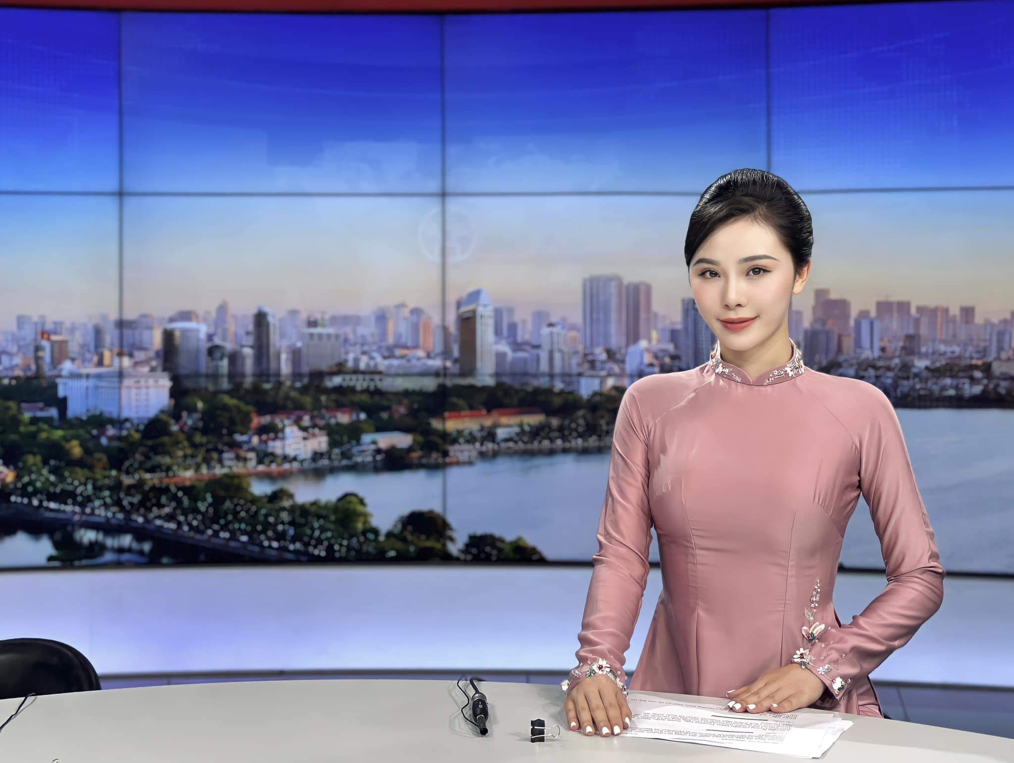 Hình ảnh Minh Anh khoe sắc trong tà áo dài truyền thống khi trở thành MC, BTV Đài truyền hình Hà Nội được cư dân mạng yêu thích.