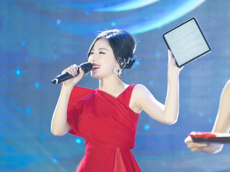 Năm 2018, Minh Anh đạt giải Miss Báo chí cuộc thi&nbsp;Press Beauty 2018 và ngôi vị quán quân của&nbsp;The Next MC. Năm 2019, cô tiếp tục đạt được thứ hạng cao trong cuộc thi Én Vàng.