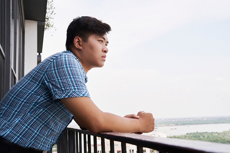 Đứng trước những kỳ vọng của cha mẹ và ước mơ của bản thân, anh Thành quyết định tạm rời xa gia đình để bắt đầu trang mới trong sự nghiệp.