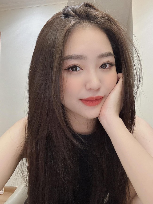 &#34;Mình nghĩ, một cô gái đẹp là khi biết cách ăn mặc phù hợp, không quá phản cảm và luôn tự tin, thoải mái về phong cách của chính mình&#34;, Phương Uyên nói thêm.&nbsp;
