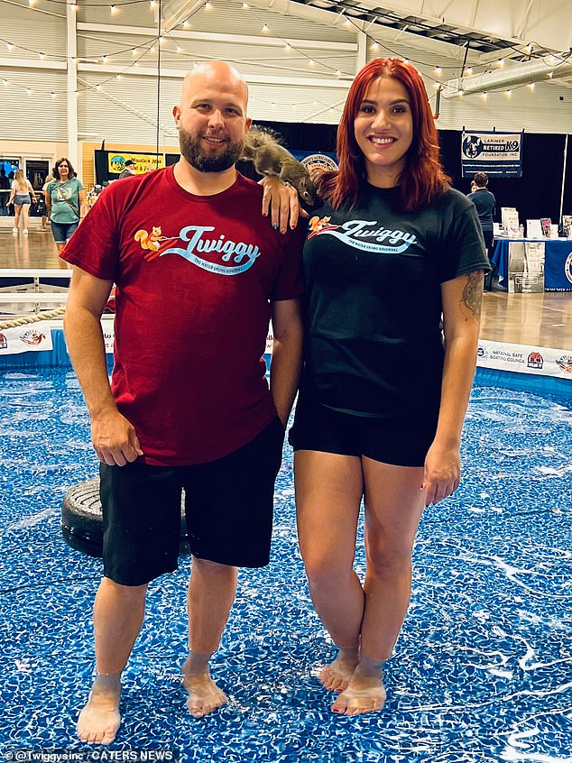 Cặp đôi này thường xuyên tổ chức các buổi biểu diễn và chiêu đãi đám đông mọi người bằng những chú sóc của mình.