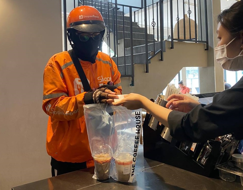 Sở hữu hệ thống cửa hàng offline trải rộng khắp Việt Nam và một ứng dụng giao hàng riêng, The Coffee House vẫn tiếp tục “theo chân khách hàng” qua các ứng dụng đặt món.