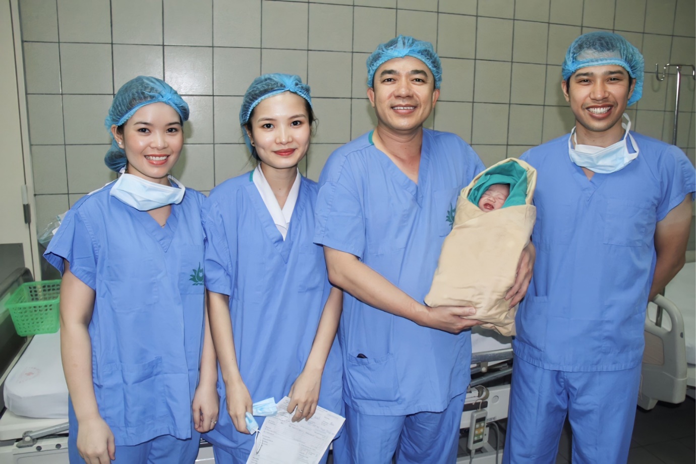 Ekip bác sĩ khoa Phụ sản Bệnh viện Bạch Mai hân hoan đón em bé chào đời