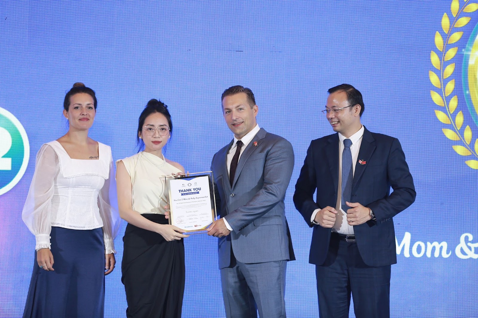 Chị Quỳnh Lam (đứng giữa) - Chủ siêu thị mẹ và bé Yêu con 2