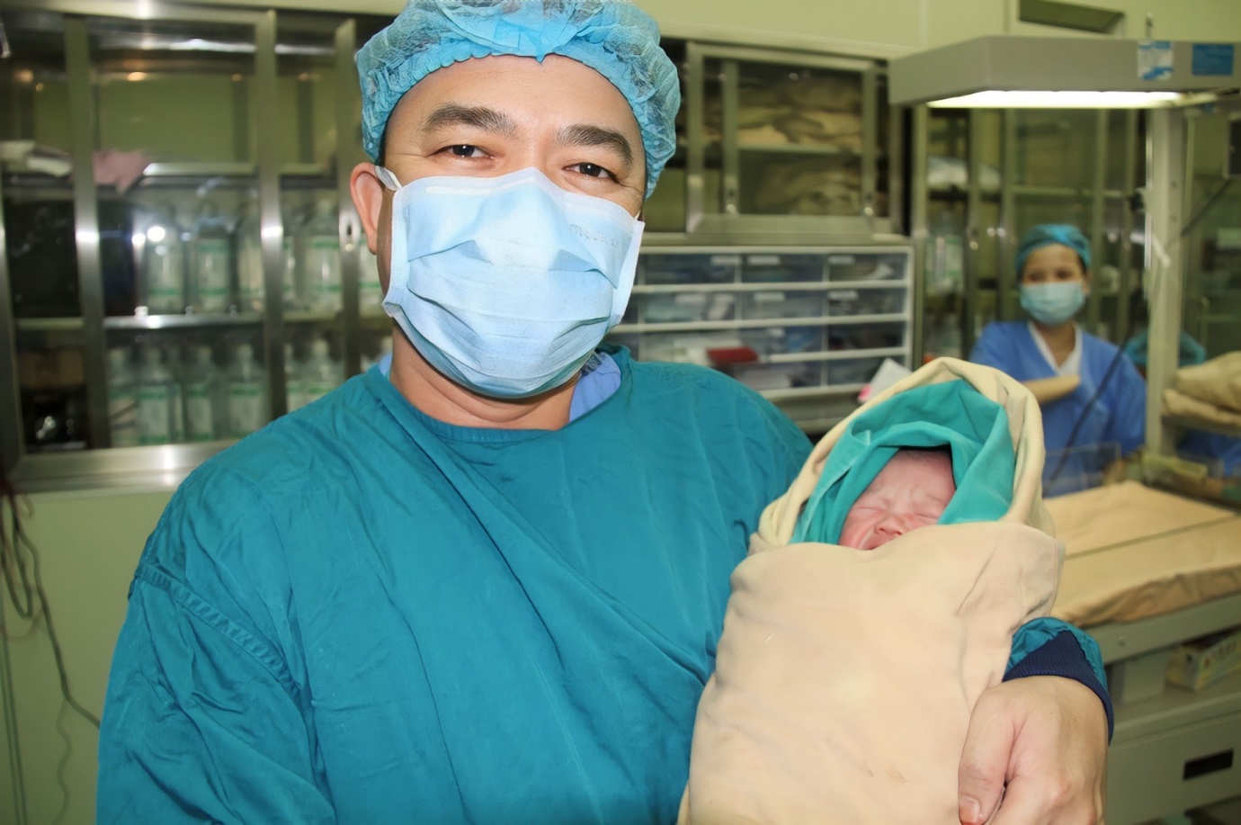 PGS.TS.BS Phạm Bá Nha sau ca sinh mổ thành công