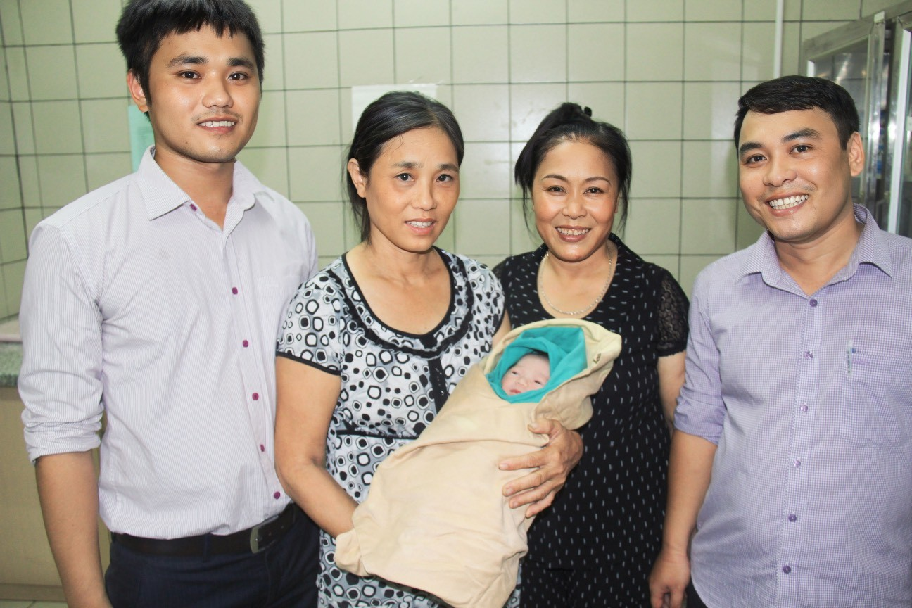 Gia đình chị Huyền Trang hạnh phúc đón em bé chào đời