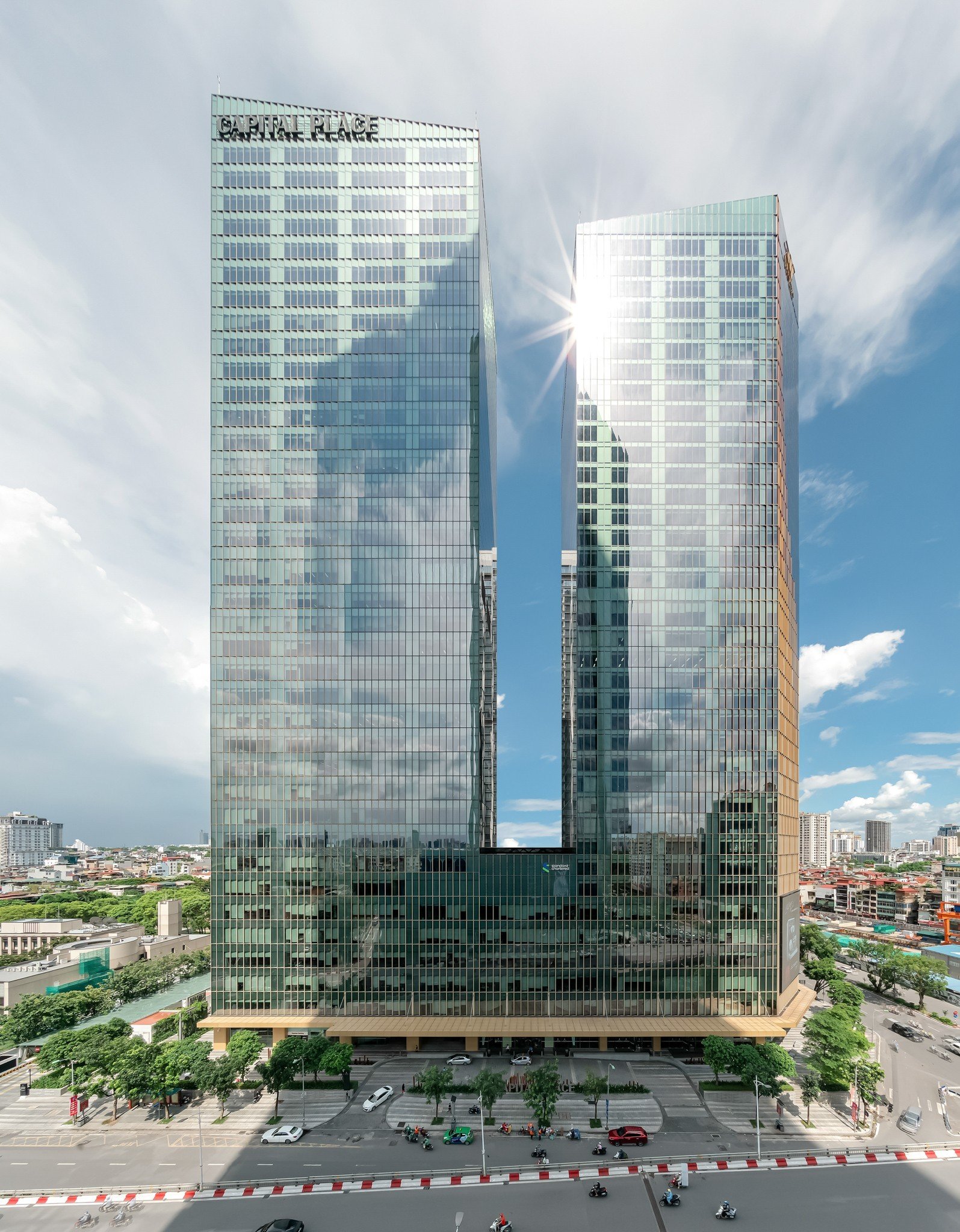 Cảnh toàn tòa nhà.