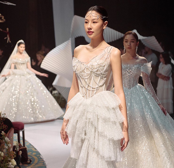 Vợ Hồ Quang Hiếu diện váy cưới 60 mét vải trong lần đầu làm vedette - 18