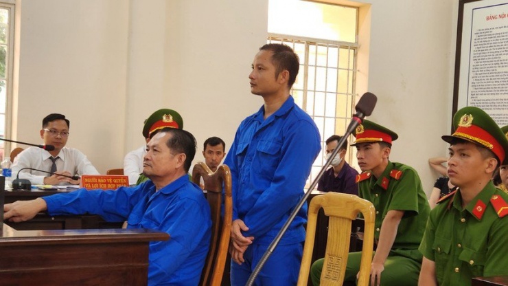 Bị cáo Thiện và Phong tại phiên tòa ngày 30-8. Ảnh: TK