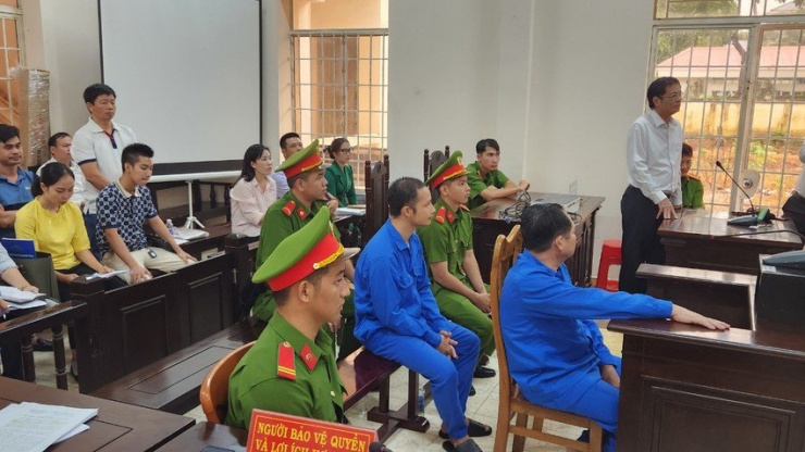 Người liên quan trả lời về nguồn gốc khu đất mà một bị hại đã đem thế chấp 13 sổ hồng cho bị cáo Thiện. Ảnh: TK