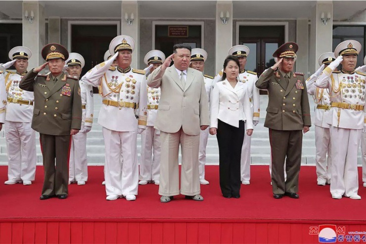 Lãnh đạo Triều Tiên Kim Jong-un (giữa) cùng con gái Ju-ae (giữa, bên phải), đội danh dự trong chuyến thăm trụ sở Bộ chỉ huy hải quân Triều Tiên ngày 27-8 năm 2023. Ảnh: KCNA công bố ngày 29-8